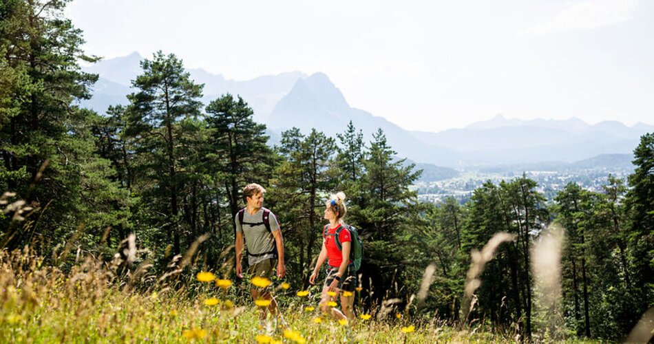 Blick auf Paar beim Wandern am Wank in Garmisch-Partenkirchen | © GaPa Tourismus GmbH/ stadlerphoto.com
