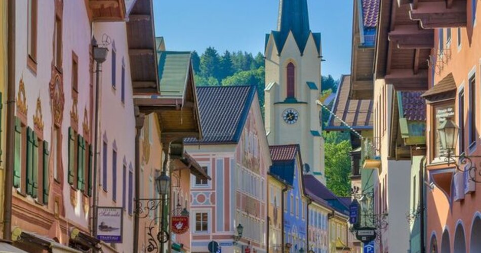 Blick auf die historische Ludwigstraße mit Kirche