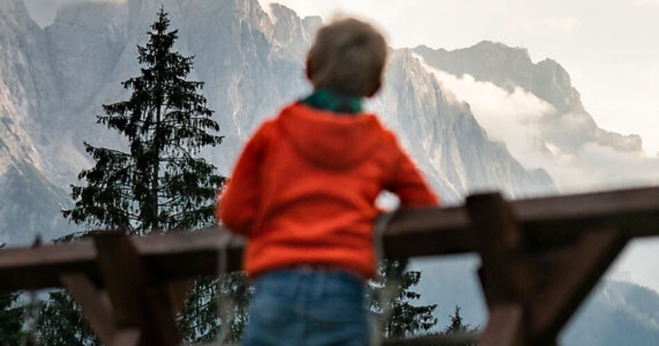 Blick auf Kind beim Spielen auf einem Klettergerüst in Garmisch-Partenkirchen | © Fotografie Dietmar Denger