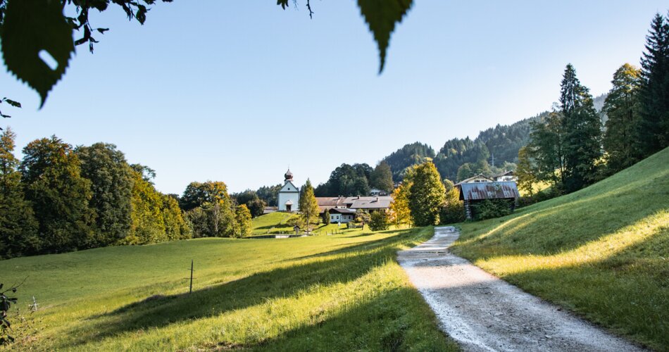 Wanderweg über Bergwiesen zum Kirchdorf | © GaPa Tourismus GmbH/Roadtrip the World