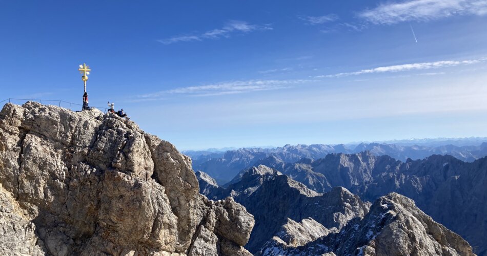 Blick auf die Zugspitze mit Gipfelkreuz in Garmisch-Partenkirchen | © GaPa Tourismus GmbH
