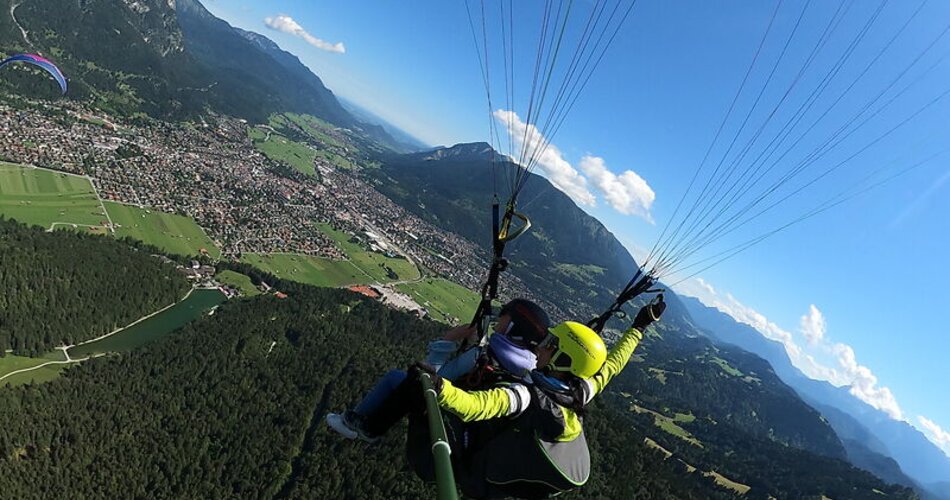 Blick auf zwei Paraglider bei einem Flug über Garmisch-Partenkirchen  | © Tobias Dippon