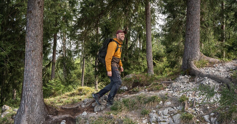 Blick auf einen Bergsteiger im Wald bei einer Wanderung in Garmisch-Partenkirchen | © GaPa Tourismus GmbH/ Roadtrip the World