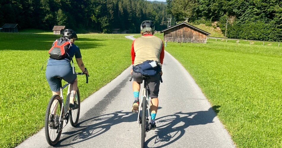 Blick auf zwei Personen bei einer Gravelbike-Tour in Garmisch-Partenkirchen | © GaPa Tourismus GmbH