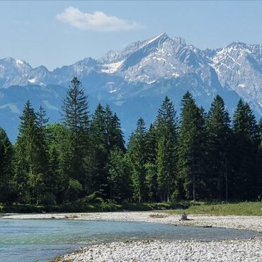 Blick auf die Loisach mit Bergpanorama im Hintergrund | © GaPa Tourismus GmbH