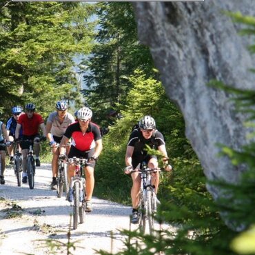 Blick auf eine Gruppe Mountainbiker in Garmisch-Partenkirchen | © GaPa Tourismus GmbH