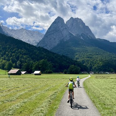 Blick auf Familie bei einer Radtour Richtung Hammersbach | © GaPa Tourismus GmbH