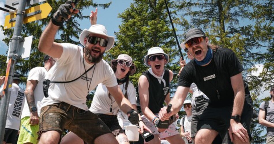 Menschen feuern beim Trailrunning die Läufer an | © Trailfoxy