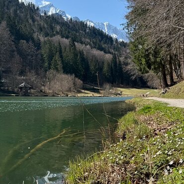 Riessersee Garmisch-Partenkirchen | © GaPa Tourismus GmbH Blick über den See zum verschneiten Berggipfel Alpspitze | © GaPa Tourismus GmbH