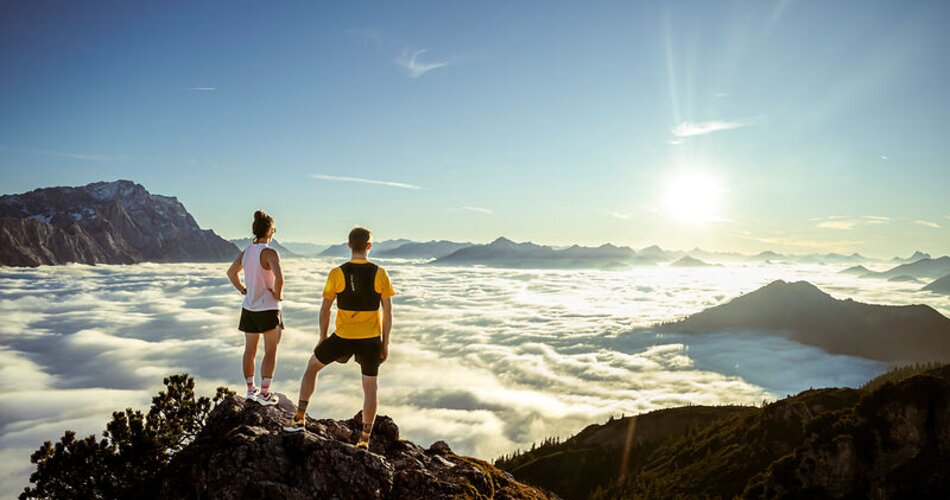 Trailrunning-Paar über den Wolken in Garmisch-Partenkirchen | © GaPa Tourismus GmbH/Christian Stadler- stadlerphoto.com
