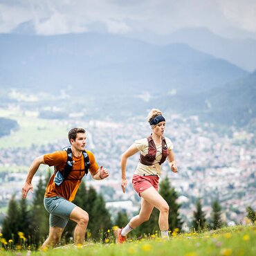 Trailrunning Paar auf dem Weg den Berg hoch | © GaPa Tourismus GmbH/Christian Stadler