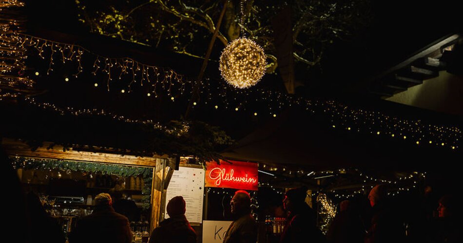 Blick auf Foodtrucks mit Lichterketten bei der Veranstaltung Winter im Park im Michael-Ende-Kurpark in Garmisch-Partenkirchen | © GaPa Tourismus GmbH/ Laura Schmatz